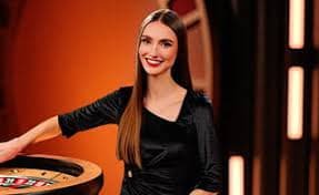 Meja live casino gemes dengan dealer langsung untuk blackjack, roulette, dan baccarat